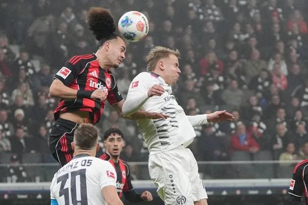 Arthur Theate (Eintracht Frankfurt, 03) klärt gegen Lennard Maloney (1. FSV Mainz 05, 15) - Frankfurt 09.11.2025: Eintracht Frankfurt vs. 1. FSV Mainz 05, Deutsche Bank Park, 10. Spieltag Bundesliga