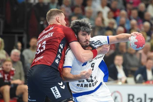 Handball I Herren I Saison 2025-2026 I Bundesliga I 11. Spieltag I SG Flensburg-Handewitt - HSV Hamburg I 09.11.2025 von links Blaz Blagotinsek (43, SG Flensburg-Handewitt), Jacob Arenth Lassen (9, HSV Hamburg) Copyright: xLobeca JanxKirschnerx