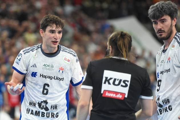 Handball I Herren I Saison 2025-2026 I Bundesliga I 11. Spieltag I SG Flensburg-Handewitt - HSV Hamburg I 09.11.2025 von links Elias Kofler (6, HSV Hamburg), Marcus Hurst (Schiedsrichter, Oberursel), Jacob Arenth Lassen (9, HSV Hamburg) Copyright: xLobeca JanxKirschnerx