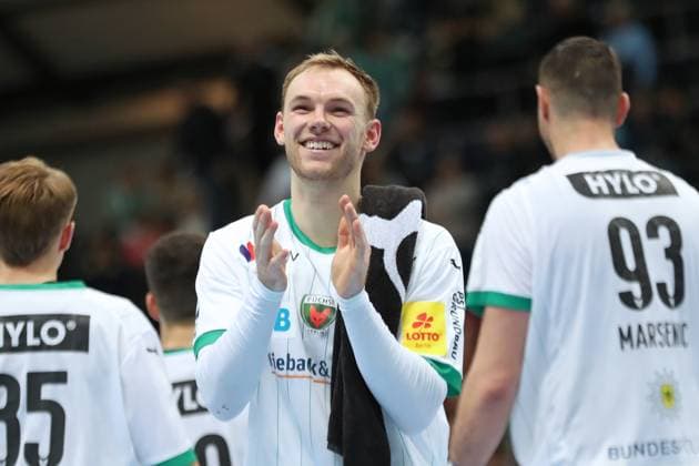 Handball DAIKIN HBL, SC DHfK Leipzig - Füchse Berlin; 09.11.2025 Mathias Gidsel (19, Füchse Berlin) applaudiert lächelnd den Fans. Handball, DAIKIN HBL, 1. Bundesliga, Saison 2025 2026, 11. Spieltag: SC DHfK Leipzig vs. Füchse Berlin am 09.11.2025 in der Quarterback Immobilien Arena Leipzig. Copyright: xBEAUTIFULxSPORTS JanxKaeferx