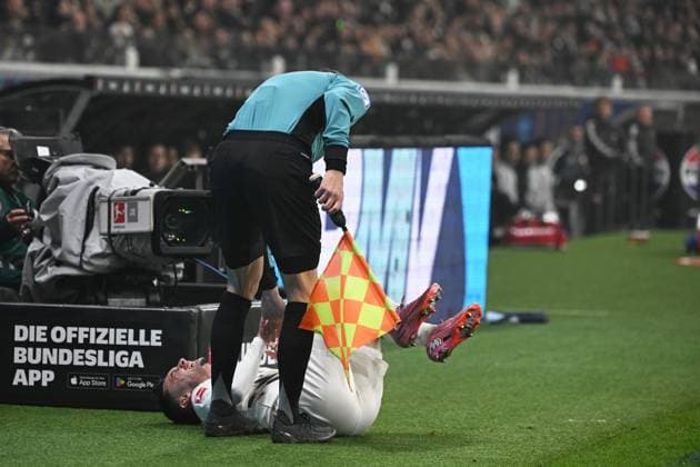 09.11.2025, xjhx, Fussball 1.Bundesliga, Eintracht Frankfurt - 1.FSV Mainz 05 v.l. Paul Nebel (FSV Mainz 05) verletzt, Verletzung, Schmerz, Schmerzen (DFL DFB REGULATIONS PROHIBIT ANY USE OF PHOTOGRAPHS as IMAGE SEQUENCES and or QUASI-VIDEO) Frankfurt am Main