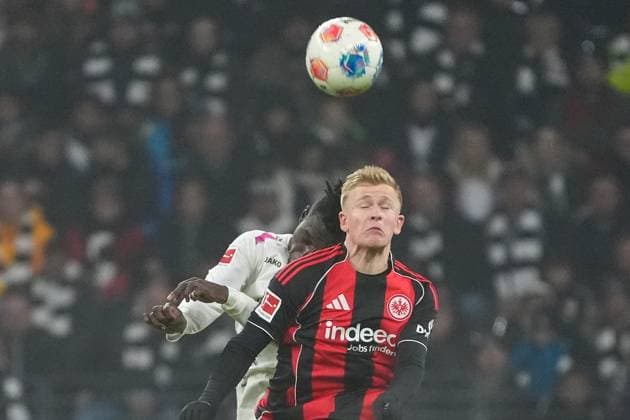 Kopfballduell von Ex-Mainzer Jonathan Burkhardt (Eintracht Frankfurt, 09) gegen Ex-Frankfurter Danny da Costa (1. FSV Mainz 05, 21) - Frankfurt 09.11.2025: Eintracht Frankfurt vs. 1. FSV Mainz 05, Deutsche Bank Park, 10. Spieltag Bundesliga