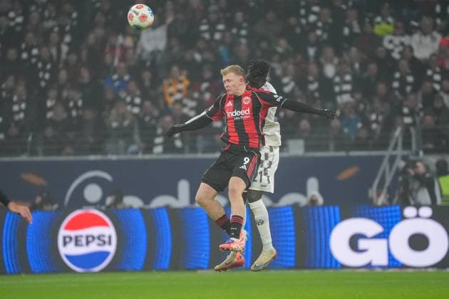 Kopfballduell von Ex-Mainzer Jonathan Burkhardt (Eintracht Frankfurt, 09) gegen Ex-Frankfurter Danny da Costa (1. FSV Mainz 05, 21) - Frankfurt 09.11.2025: Eintracht Frankfurt vs. 1. FSV Mainz 05, Deutsche Bank Park, 10. Spieltag Bundesliga