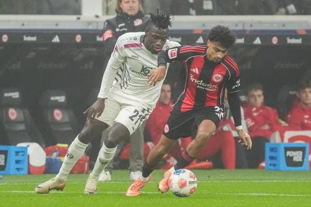 Nathaniel Brown (Eintracht Frankfurt, 21) gegen Danny da Costa (1. FSV Mainz 05, 21) - Frankfurt 09.11.2025: Eintracht Frankfurt vs. 1. FSV Mainz 05, Deutsche Bank Park, 10. Spieltag Bundesliga