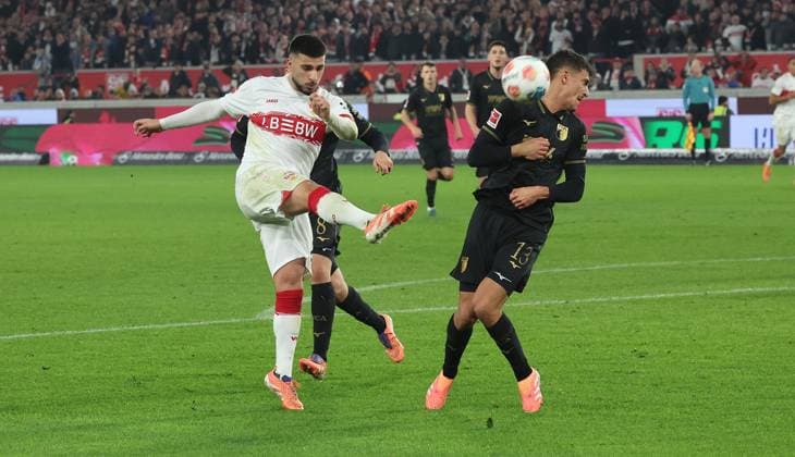 Stuttgart , Bundesliga Fußball VfB Stuttgart vs. FC Augsburg , von links: Deniz Undav ( VfB ) Dimitrios Giannoulis ( Augsburg ) Gemäß den Vorgaben der DFL Deutschen Fußball Liga ist es untersagt, in dem Stadion und oder vom Spiel angefertigte Fotoaufnahmen in Form von Sequenzbildern und oder videoähnlichen Fotostrecken zu verwerten bzw. verwerten zu lassen.