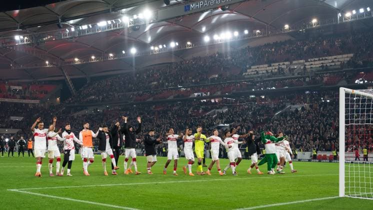 Nach Spielende Schlussjubel, freude bei der Mannschaft des VfB Stuttgart, Bedanken sich bei den Fans. GER, VfB Stuttgart vs. FC Augsburg, Fussball, Herren, 1. Bundesliga, 10. Spieltag, Spielzeit 2025 2026, 09.11.2025, DFL DFB REGULATIONS PROHIBIT ANY USE OF PHOTOGRAPHS AS IMAGE SEQUENCES AND OR QUASI-VIDEO, GER, VfB Stuttgart vs. FC Augsburg, Fussball, Herren, 1. Bundesliga, 10. Spieltag, Spielzeit 2025 2026, 09.11.2025 Stuttgart Copyright: xEibner-Pressefoto WolfgangxFrankx EP_WFK