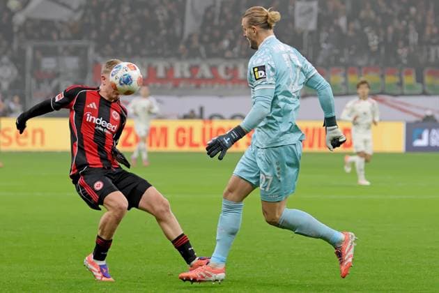 Frankfurt, Deutschland 09. November 2025: 1. BL - 2025 2026 - Eintracht Frankfurt vs. FSV Mainz 05 Im Bild: v. li. im Zweikampf Jonathan Burkardt (Frankfurt) gegen Torwart Robin Zentner (Mainz). DFL regulations prohibit any use of photographs as image sequences and or quasi-video Deutsche Bank Park Hessen Copyright: xFotostandx xRacochax