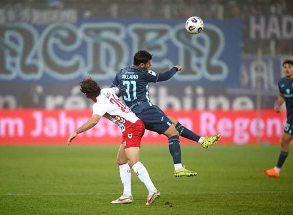 Fussball, Herren, 3.Liga, Saison 2025 2026, SSV Jahn Regensburg - TSV 1860 München, Jahnstadion Benedikt Bauer (li.) mit Kevin Volland (TSV 1860 München) (re.) im Zweikampf um den Ball