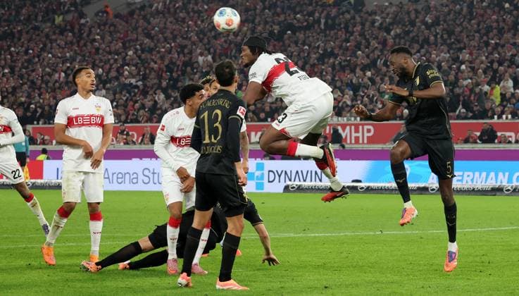 Stuttgart , Bundesliga Fußball VfB Stuttgart vs. FC Augsburg , mitte: Dan-Axel Zagadou ( VfB ) Gemäß den Vorgaben der DFL Deutschen Fußball Liga ist es untersagt, in dem Stadion und oder vom Spiel angefertigte Fotoaufnahmen in Form von Sequenzbildern und oder videoähnlichen Fotostrecken zu verwerten bzw. verwerten zu lassen.