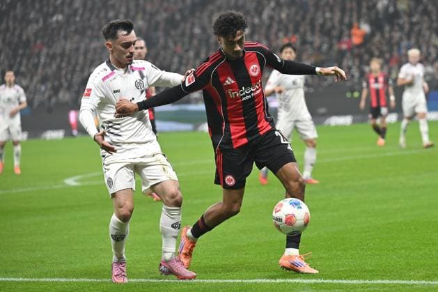 Fußball 1. Bundesliga 10. Spieltag Eintracht Frankfurt - 1. FSV Mainz 05 am 09.11.2025 im Deutsche Bank Park in Frankfurt Nathaniel Brown ( Frankfurt ), rechts - Paul Nebel ( Mainz ), links DFL regulations prohibit any use of photographs as image sequences and or quasi-video.