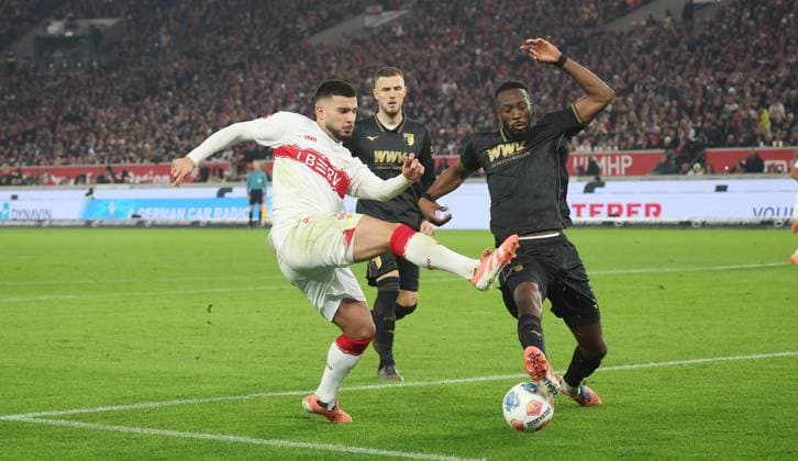 Stuttgart , Bundesliga Fußball VfB Stuttgart vs. FC Augsburg , von links: Deniz Undav ( VfB ) Chrislain Matsima ( Augs ) Gemäß den Vorgaben der DFL Deutschen Fußball Liga ist es untersagt, in dem Stadion und oder vom Spiel angefertigte Fotoaufnahmen in Form von Sequenzbildern und oder videoähnlichen Fotostrecken zu verwerten bzw. verwerten zu lassen.