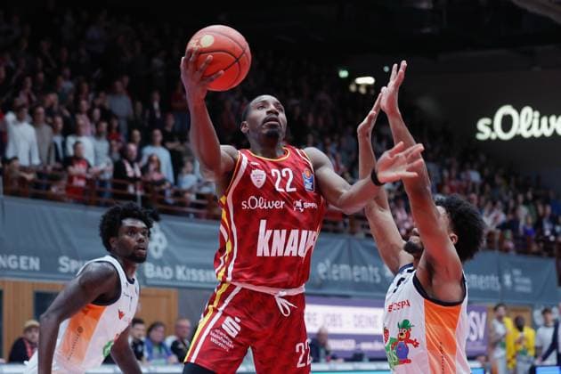 Im Bild: v.li. Kassim Nicholson (Rostock Seawolves, 8), Johnathan Stove (Wuerzburg Baskets, 22) und DShawn Schwartz (Rostock Seawolves, 5) 09.11.2025, Basketball, Fitness First Wuerzburg Baskets vs. Rostock Seawolves, easyCredit BBL, 7. Spieltag, Deutschland, Wuerzburg, tectake-Arena, Copyright: HMBxMedia xJulienxBecker