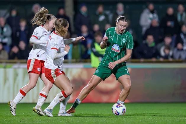 v.li.: Lou-Ann Joly (RB Leipzig, 6), Andrea Norheim (RB Leipzig, 3) und Larissa Mühlhaus (SV Werder Bremen, 7) im Zweikampf, Duell, Dynamik, Aktion, Action, Spielszene, DIE DFB-RICHTLINIEN UNTERSAGEN JEGLICHE NUTZUNG VON FOTOS ALS SEQUENZBILDER UND ODER VIDEOÄHNLICHE FOTOSTRECKEN. DFB REGULATIONS PROHIBIT ANY USE OF PHOTOGRAPHS AS IMAGE SEQUENCES AND OR QUASI-VIDEO., 09.11.2025, Bremen (Deutschland), Fussball, Google Pixel Frauen-Bundesliga, SV Werder Bremen - RB Leipzig