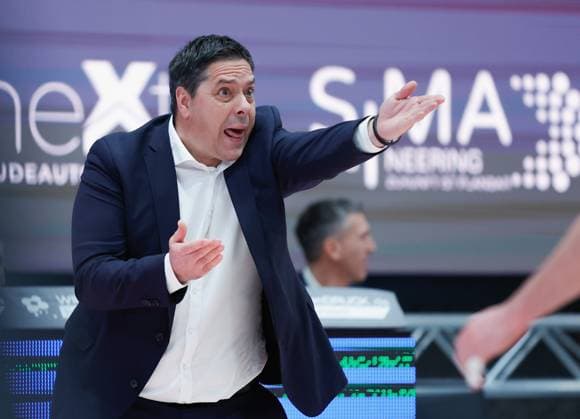 Im Bild: Head-Coach Sasa Filipovski (Wuerzburg Baskets) mit Anweisungen 09.11.2025, Basketball, Fitness First Wuerzburg Baskets vs. Rostock Seawolves, easyCredit BBL, 7. Spieltag, Deutschland, Wuerzburg, tectake-Arena, Copyright: HMBxMedia xJulienxBecker