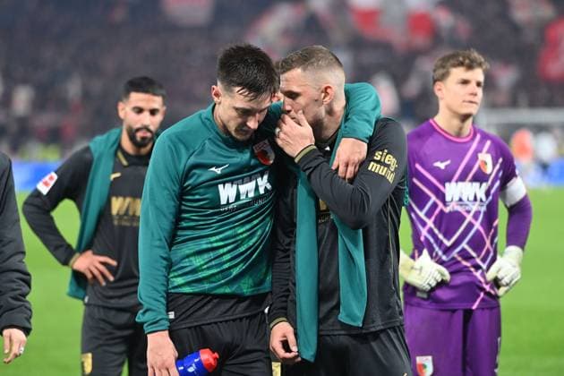 Keven SCHLOTTERBECK (FC Augsburg), Jeffrey GOUWELEEUW (Augsburg) nach Spielende vor dem Augsburger Fanblock, Enttaeuschung,Frust,enttaeuscht, frustriert,niedergeschlagen, Fussball 1. Bundesliga Saison 2025 2026, 10.Spieltag, Spieltag10 VfB Stuttgart - FC Augsburg 3-2 am 09.11.2025 MHP ARENA.