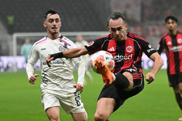 09.11.2025, xjhx, Fussball 1.Bundesliga, Eintracht Frankfurt - 1.FSV Mainz 05 v.l. Paul Nebel (FSV Mainz 05) Arthur Theate (Eintracht Frankfurt) Zweikampf, Aktion, action, battle for the ball (DFL DFB REGULATIONS PROHIBIT ANY USE OF PHOTOGRAPHS as IMAGE SEQUENCES and or QUASI-VIDEO) Frankfurt am Main
