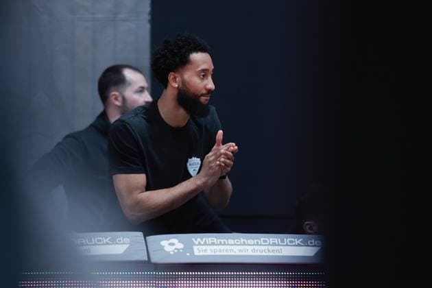 Im Bild: Der verletzte Davion Mintz (Wuerzburg Baskets, 10) feuert seine Mitspieler an 09.11.2025, Basketball, Fitness First Wuerzburg Baskets vs. Rostock Seawolves, easyCredit BBL, 7. Spieltag, Deutschland, Wuerzburg, tectake-Arena, Copyright: HMBxMedia xJulienxBecker