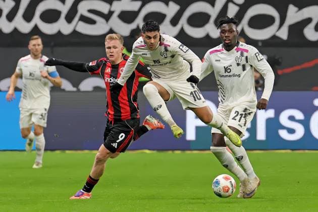 Frankfurt, Deutschland 09. November 2025: 1. BL - 2025 2026 - Eintracht Frankfurt vs. FSV Mainz 05 Im Bild: v.li. beim Kampf um den Ball: Jonathan Burkardt (Frankfurt), Nadiem Amiri (Mainz) und Danny da Costa (Mainz). DFL regulations prohibit any use of photographs as image sequences and or quasi-video Deutsche Bank Park Hessen Copyright: xFotostandx xRacochax