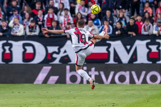November 9, 2025, Madrid, Madrid, Spain: JORGE DE FRUTOS of Rayo Vallecano controls the ball during the LaLiga EA Sports match between RAYO VALLECANO DE MADRID Vs. REAL MADRID CF at Estadio de Vallecas on November 09, 2025 in Madrid, Spain. Madrid Spain - ZUMAc312 20251109_zsp_c312_061 Copyright: xOscarxManuelxSanchezx