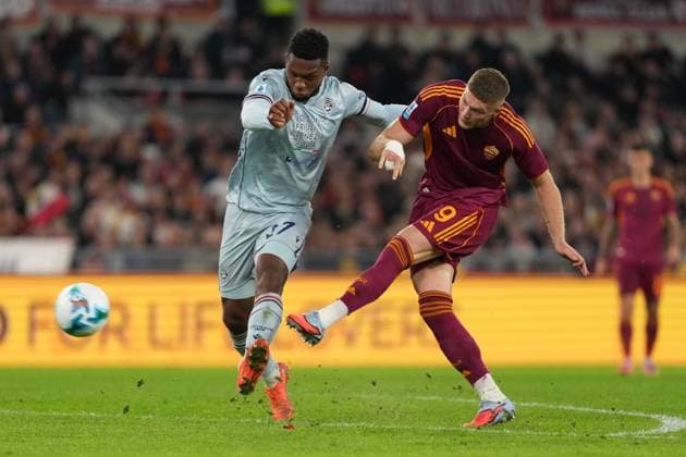 Christian Kabasele of Udinese Calcio and Artem Dovbyk of AS Roma during the Serie A 2025 2026 football match between AS Roma and Udinese Calcio at Stadio Olimpico in Rome (Italy), November 9, 2025. antoniettaxbaldassarre