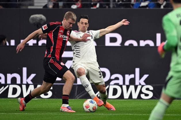 09.11.2025, xjhx, Fussball 1.Bundesliga, Eintracht Frankfurt - 1.FSV Mainz 05 v.l. Rasmus Kristensen (Eintracht Frankfurt) Dominik Kohr (FSV Mainz 05) Zweikampf, Aktion, action, battle for the ball (DFL DFB REGULATIONS PROHIBIT ANY USE OF PHOTOGRAPHS as IMAGE SEQUENCES and or QUASI-VIDEO) Frankfurt am Main