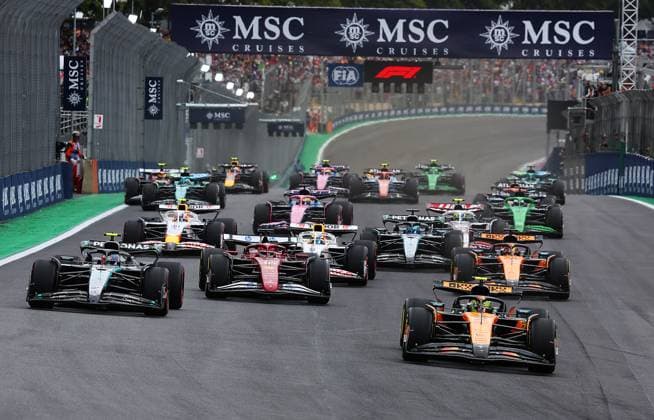 Formula 1 MSC Cruises Grande Premio de Sao Paulo 2025 09.11.2025, Autodromo Jose Carlos Pace, Interlagos, Formula 1 MSC Cruises Grande Premio de Sao Paulo 2025 , im Bild Rennstart:, Lando Norris (GBR), McLaren F1 Team, Andrea Kimi Antonelli (ITA), Mercedes-AMG Petronas Formula One Team, Charles Leclerc (MCO), Scuderia Ferrari HP, Oscar Piastri (AUS), Isack Hadjar (FRA), Visa Cash App RB Formula One Team, Liam Lawson (NZL), George Russell (GBR), Oliver Bearman (GBR), MoneyGram Haas F1 Team, Pierre Gasly (FRA), BWT Alpine F1 Team