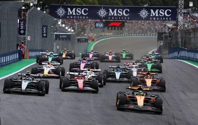 Formula 1 MSC Cruises Grande Premio de Sao Paulo 2025 09.11.2025, Autodromo Jose Carlos Pace, Interlagos, Formula 1 MSC Cruises Grande Premio de Sao Paulo 2025 , im Bild Rennstart:, Lando Norris (GBR), McLaren F1 Team, Andrea Kimi Antonelli (ITA), Mercedes-AMG Petronas Formula One Team, Charles Leclerc (MCO), Scuderia Ferrari HP, Oscar Piastri (AUS), Isack Hadjar (FRA), Visa Cash App RB Formula One Team, Liam Lawson (NZL), George Russell (GBR), Oliver Bearman (GBR), MoneyGram Haas F1 Team, Pierre Gasly (FRA), BWT Alpine F1 Team
