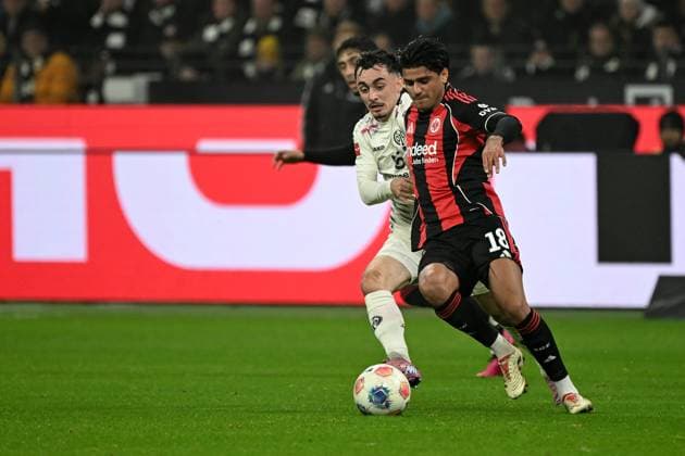 09.11.2025, xjhx, Fussball 1.Bundesliga, Eintracht Frankfurt - 1.FSV Mainz 05 v.l. Paul Nebel (FSV Mainz 05) Mahmoud Dahoud (Eintracht Frankfurt) Zweikampf, Aktion, action, battle for the ball (DFL DFB REGULATIONS PROHIBIT ANY USE OF PHOTOGRAPHS as IMAGE SEQUENCES and or QUASI-VIDEO) Frankfurt am Main