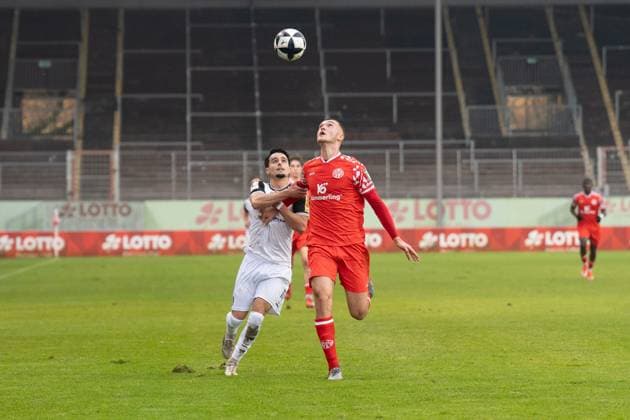 09.11.2025, xhfmx, Fussball Regionalliga Suedwest, FSV Mainz 05 U23 - FSV Frankfurt v.l. Isamil Harnafi (FSV Frankfurt) und Philipp Schulz (1.FSV Mainz 05 II) im Zweikampf (DFL DFB REGULATIONS PROHIBIT ANY USE OF PHOTOGRAPHS as IMAGE SEQUENCES and or QUASI-VIDEO) Mainz