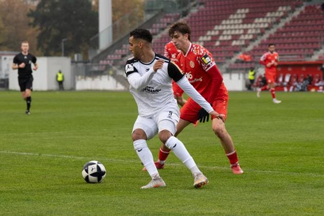 09.11.2025, xhfmx, Fussball Regionalliga Suedwest, FSV Mainz 05 U23 - FSV Frankfurt v.l. Amin Farouk (FSV Frankfurt), Kasey Bos (1.FSV Mainz 05 II) (DFL DFB REGULATIONS PROHIBIT ANY USE OF PHOTOGRAPHS as IMAGE SEQUENCES and or QUASI-VIDEO) Mainz