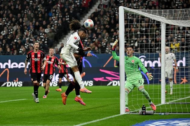 09.11.2025, xjhx, Fussball 1.Bundesliga, Eintracht Frankfurt - 1.FSV Mainz 05 v.l. Philipp Mwene (FSV Mainz 05) Arthur Theate (Eintracht Frankfurt) Zweikampf, Aktion, action, battle for the ball Michael Zetterer (Eintracht Frankfurt) (DFL DFB REGULATIONS PROHIBIT ANY USE OF PHOTOGRAPHS as IMAGE SEQUENCES and or QUASI-VIDEO) Frankfurt am Main