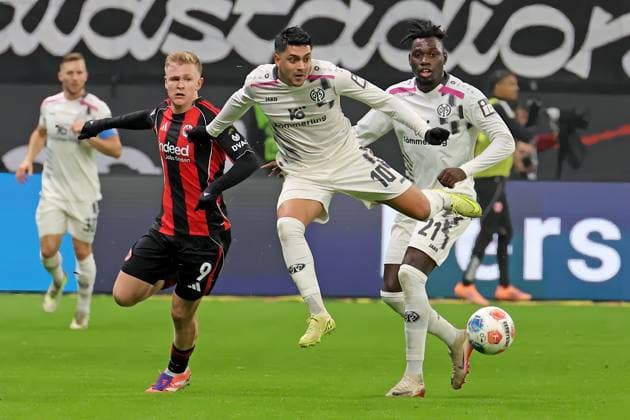 Frankfurt, Deutschland 09. November 2025: 1. BL - 2025 2026 - Eintracht Frankfurt vs. FSV Mainz 05 Im Bild: v.li. beim Kampf um den Ball: Jonathan Burkardt (Frankfurt), Nadiem Amiri (Mainz) und Danny da Costa (Mainz). DFL regulations prohibit any use of photographs as image sequences and or quasi-video Deutsche Bank Park Hessen Copyright: xFotostandx xRacochax