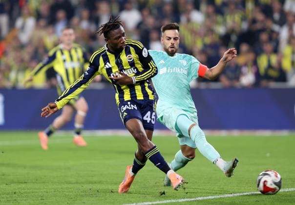 Fenerbahce v Zecorner Kayserispor - Turkish Super Lig ISTANBUL, TURKIYE - NOVEMBER 9: Dorgeles Nene of Fenerbahce in action during the Turkish Super Lig Week 12 match between Fenerbahce and Zecorner Kayserispor at Chobani Stadium in Istanbul, Turkiye on November 9, 2025. Ali Atmaca Anadolu Istanbul Turkey. Editorial use only. Please get in touch for any other usage.  Copyright: x2025xAnadoluxAlixAtmacax