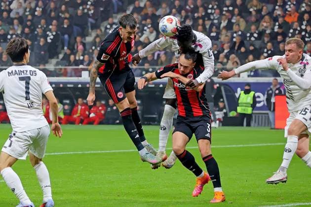 Frankfurt, Deutschland 09. November 2025: 1. BL - 2025 2026 - Eintracht Frankfurt vs. FSV Mainz 05 Im Bild: v.li. beim Kampf um den Ball: Robin Koch (Frankfurt), Danny da Costa (Mainz), Arthur Theate (Frankfurt) und Lennard Maloney (Mainz). DFL regulations prohibit any use of photographs as image sequences and or quasi-video Deutsche Bank Park Hessen Copyright: xFotostandx xRacochax