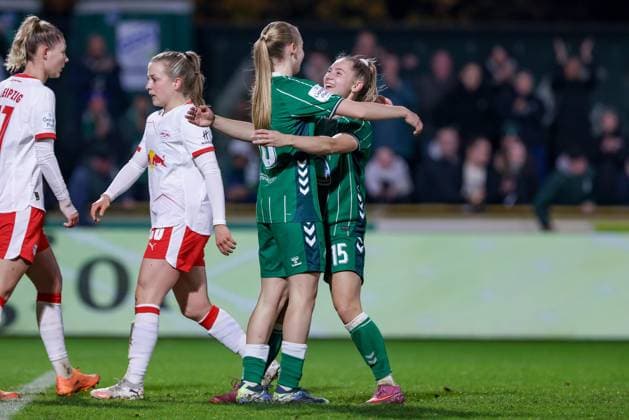 v.li.: Torschützin Emöke Papai (SV Werder Bremen, 16) und Michelle Weiß (SV Werder Bremen, 15) mit Torjubel, Jubel, jubeln, jubelt, optimistisch, Spielszene, Highlight, Freude über das Tor zum 2:1, DIE DFB-RICHTLINIEN UNTERSAGEN JEGLICHE NUTZUNG VON FOTOS ALS SEQUENZBILDER UND ODER VIDEOÄHNLICHE FOTOSTRECKEN. DFB REGULATIONS PROHIBIT ANY USE OF PHOTOGRAPHS AS IMAGE SEQUENCES AND OR QUASI-VIDEO., 09.11.2025, Bremen (Deutschland), Fussball, Google Pixel Frauen-Bundesliga, SV Werder Bremen - RB Leipzig