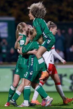 Spielerinnen des SV Werder Bremen mit Torjubel, Jubel, jubeln, jubelt, optimistisch, Spielszene, Highlight, Freude über das Tor zum 2:1 durch Torschützin Emöke Papai (SV Werder Bremen, 16) (links), DIE DFB-RICHTLINIEN UNTERSAGEN JEGLICHE NUTZUNG VON FOTOS ALS SEQUENZBILDER UND ODER VIDEOÄHNLICHE FOTOSTRECKEN. DFB REGULATIONS PROHIBIT ANY USE OF PHOTOGRAPHS AS IMAGE SEQUENCES AND OR QUASI-VIDEO., 09.11.2025, Bremen (Deutschland), Fussball, Google Pixel Frauen-Bundesliga, SV Werder Bremen - RB Leipzig