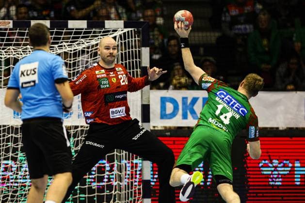 Siebenmeter - Torwart Mike Jensen (Rhein-Neckar Löwen,20) gegen Gino Steenaerts (Rhein-Neckar Löwen,14) - Handball Bundesliga Saison 2025-2026 SC Magdeburg vs. Rhein Neckar Löwen in der GETEC Arena in Magdeburg - Aktion,Handball,Deutschland,09.11.2025