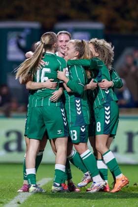 Spielerinnen des SV Werder Bremen mit Torjubel, Jubel, jubeln, jubelt, optimistisch, Spielszene, Highlight, Freude über das Tor zum 2:1, DIE DFB-RICHTLINIEN UNTERSAGEN JEGLICHE NUTZUNG VON FOTOS ALS SEQUENZBILDER UND ODER VIDEOÄHNLICHE FOTOSTRECKEN. DFB REGULATIONS PROHIBIT ANY USE OF PHOTOGRAPHS AS IMAGE SEQUENCES AND OR QUASI-VIDEO., 09.11.2025, Bremen (Deutschland), Fussball, Google Pixel Frauen-Bundesliga, SV Werder Bremen - RB Leipzig
