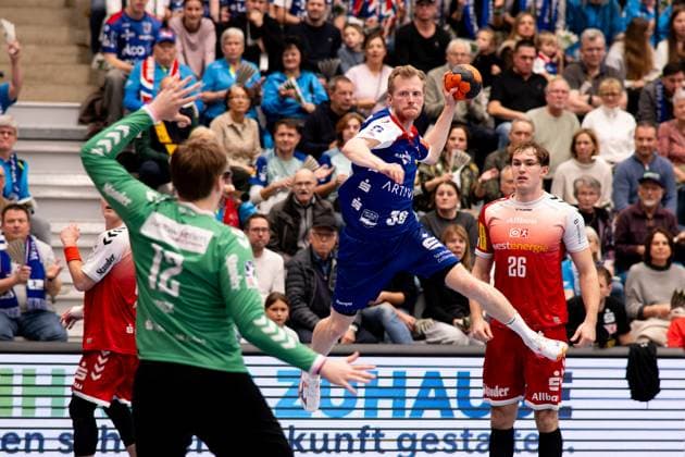 Sascha Pfattheicher (HBW Balingen Weilstetten, 30) vor Finn Knaack (TuSEM Essen, 12, Torhueter) HBW Balingen Weilstetten vs. TuSEM Essen, Handball, 2. Bundesliga, 10. Spieltag, Saison 2025 2026, 09.11.2025 Eibner-Pressefoto Andreas Ulmer HBW Balingen Weilstetten vs. TuSEM Essen, Handball, 2. Bundesliga, 10. Spieltag, Saison 2025 2026, 09.11.2025 Balingen Copyright: xEibner-Pressefoto AndreasxUlmerx EP_AUR