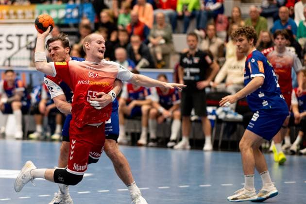 Oskar Kostuj (TuSEM Essen, 55), am Ball gehalten von Stefan Bauer, (HBW Balingen Weilstetten, 99) HBW Balingen Weilstetten vs. TuSEM Essen, Handball, 2. Bundesliga, 10. Spieltag, Saison 2025 2026, 09.11.2025 Eibner-Pressefoto Andreas Ulmer HBW Balingen Weilstetten vs. TuSEM Essen, Handball, 2. Bundesliga, 10. Spieltag, Saison 2025 2026, 09.11.2025 Balingen Copyright: xEibner-Pressefoto AndreasxUlmerx EP_AUR