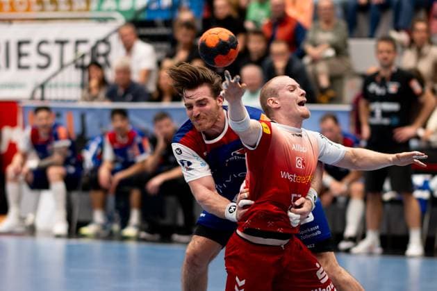 Oskar Kostuj (TuSEM Essen, 55), am Ball gehalten von Stefan Bauer, (HBW Balingen Weilstetten, 99) HBW Balingen Weilstetten vs. TuSEM Essen, Handball, 2. Bundesliga, 10. Spieltag, Saison 2025 2026, 09.11.2025 Eibner-Pressefoto Andreas Ulmer HBW Balingen Weilstetten vs. TuSEM Essen, Handball, 2. Bundesliga, 10. Spieltag, Saison 2025 2026, 09.11.2025 Balingen Copyright: xEibner-Pressefoto AndreasxUlmerx EP_AUR
