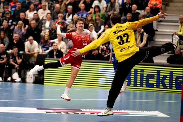 Tim Mast (TuSEM Essen, 68), beim Wurf, Benedek Nagy (HBW Balingen Weilstetten, 32, Torwart) ohne Chance, HBW Balingen Weilstetten vs. TuSEM Essen, Handball, 2. Bundesliga, 10. Spieltag, Saison 2025 2026, 09.11.2025 Eibner-Pressefoto Andreas Ulmer HBW Balingen Weilstetten vs. TuSEM Essen, Handball, 2. Bundesliga, 10. Spieltag, Saison 2025 2026, 09.11.2025 Balingen Copyright: xEibner-Pressefoto AndreasxUlmerx EP_AUR