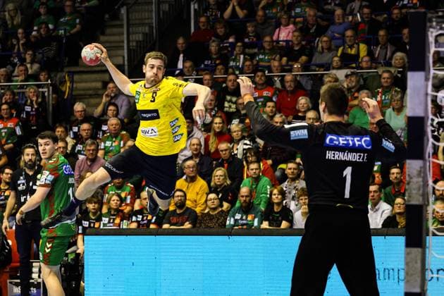 Tim Nothdurft (Rhein-Neckar Löwen,8) gegen Torwart Sergey Hernandez Ferrer (SC Magdeburg,1) - Handball Bundesliga Saison 2025-2026 SC Magdeburg vs. Rhein Neckar Löwen in der GETEC Arena in Magdeburg - Aktion,Handball,Deutschland,09.11.2025