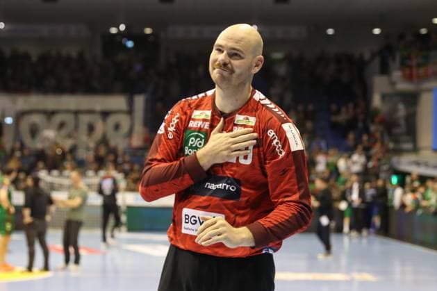 09.11.2025, xgox, Handball, Daikin HBL, SC Magdeburg - SC Magdeburg - Rhein Neckar Loewen v.l. Mike Jensen (Rhein-Neckar Loewen, 20) bedankt sich bei den Magdeburger Fans Magdeburg
