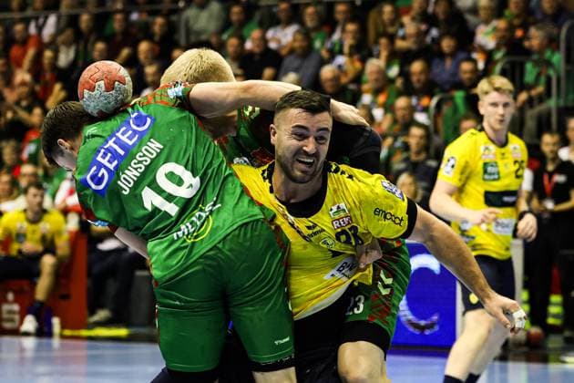 Jannik Kohlbacher (Rhein-Neckar Löwen,80) gegen Elvar Örn Jonsson (SC Magdeburg,19) - Handball Bundesliga Saison 2025-2026 SC Magdeburg vs. Rhein Neckar Löwen in der GETEC Arena in Magdeburg - Aktion,Handball,Deutschland,09.11.2025