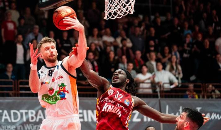 9.11.2025, Basketball, Herren, easy credit BBL, easy credit Bundesliga, BBL, Bundesliga, 7. Spieltag, Fitness First Würzburg Baskets - Rostock Seawolves Andy Van Vliet (Rostock Seawolves, li.) gegen Charles Thompson (Fitness First Würzburg Baskets, re.) Würzburg tectake Arena Bayern Deutschland *** 9 11 2025, Basketball, Men, easy credit BBL, easy credit Bundesliga, BBL, Bundesliga, 7 Matchday, Fitness First Würzburg Baskets Rostock Seawolves Andy Van Vliet Rostock Seawolves, li against Charles Thompson Fitness First Würzburg Baskets, re Würzburg tectake Arena Bayern Germany