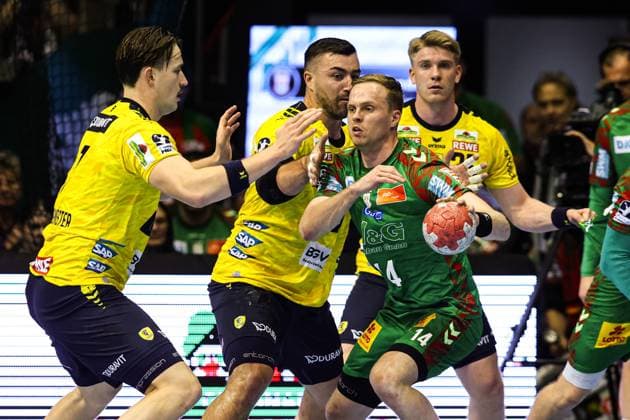 Omar Ingi Magnusson (SC Magdeburg,14) gegen Jannik Kohlbacher (Rhein-Neckar Löwen,80) - Handball Bundesliga Saison 2025-2026 SC Magdeburg vs. Rhein Neckar Löwen in der GETEC Arena in Magdeburg - Aktion,Handball,Deutschland,09.11.2025