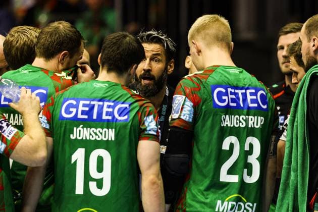 Trainer Bennet Wiegert (SC Magdeburg) mit seinen Spielern - Handball Bundesliga Saison 2025-2026 SC Magdeburg vs. Rhein Neckar Löwen in der GETEC Arena in Magdeburg - Handball,Deutschland,09.11.2025