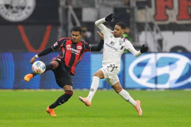 v.l.n.r.: Ansgar Knauff (Eintracht Frankfurt, 7) and Phillipp Mwene (1.FSV Mainz 05, 2) 09.11.2025, Football, 1. Bundesliga, Eintracht Frankfurt - 1. FSV Mainz 05, GER, Frankfurt am Main, Deutsche Bank Park, DFL REGULATIONS PROHIBIT ANY USE OF PHOTOGRAPHS AS IMAGE SEQUENCES AND OR QUASI-VIDEO. Copyright: HMBxMedia xHeikoxBecker