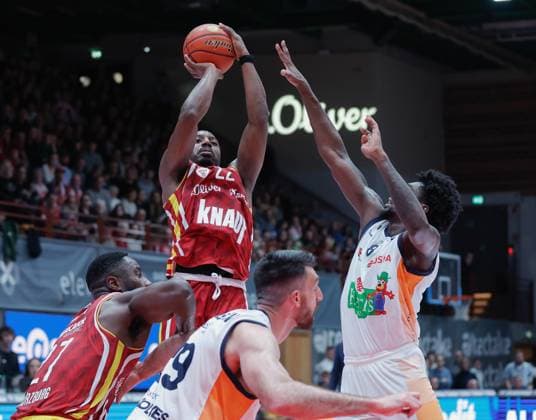 Im Bild: v.li. Johnathan Stove (Wuerzburg Baskets, 22) gegen Kassim Nicholson (Rostock Seawolves, 8) 09.11.2025, Basketball, Fitness First Wuerzburg Baskets vs. Rostock Seawolves, easyCredit BBL, 7. Spieltag, Deutschland, Wuerzburg, tectake-Arena, Copyright: HMBxMedia xJulienxBecker